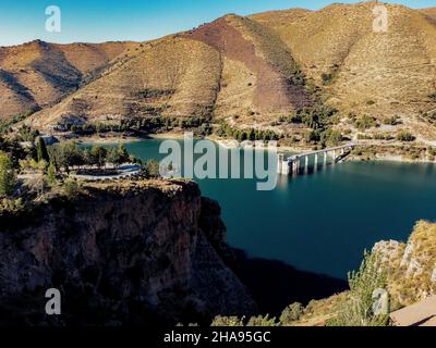 Veduta aerea della foresta di Granada, Spagna. Drone girato volare su cime di conifere di abete, sfondo naturale in risoluzione 4K Foto Stock