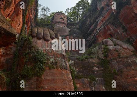 Leshan, Cina. Aprile 2015. Il Buddha gigante di Leshan è una statua di Maitreya in posizione seduta. Sichuan, Cina. Il Buddha è stato incluso dall'UNESCO Foto Stock