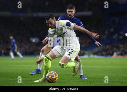 Londra, Inghilterra, 11th dicembre 2021. Jorginho di Chelsea e Jack Harrison di Leeds United sfidano la palla durante la partita della Premier League a Stamford Bridge, Londra. Il credito d'immagine dovrebbe leggere: Paul Terry / Sportimage Foto Stock