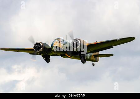 Aereo da caccia Bristol Blenheim seconda guerra mondiale decollo da Goodwood Aerodrome per volare nella Battaglia del 75th anniversario del Flypassato Gran Bretagna Day Foto Stock