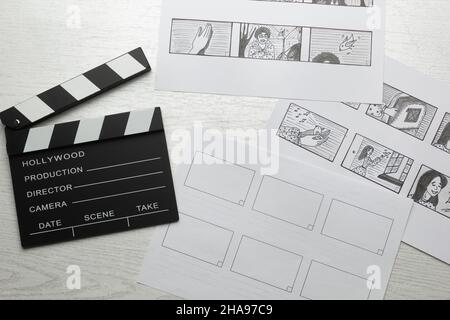 Storyboard e clapperboard sulla scrivania del regista. Scene previste per il film. Foto Stock