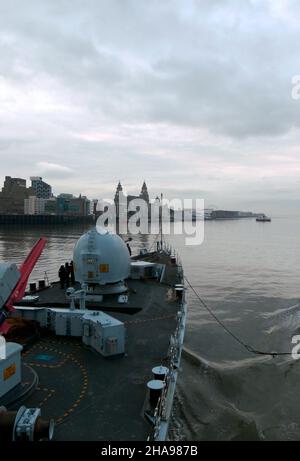 AJAXNETPHOTO. 1ST MARZO 2012. LIVERPOOL, INGHILTERRA. - HMS LIVERPOOL. DA GLASGOW A LIVERPOOL PASSAGE - IL CACCIATORPEDINIERE TIPO 45 ENTRA NEL FIUME MERSEY SULLA STRADA PER IL TERMINAL DELLE NAVI DA CROCIERA. FOTO: JONATHAN EASTLAND/AJAX RIF: GR122902 3448 Foto Stock