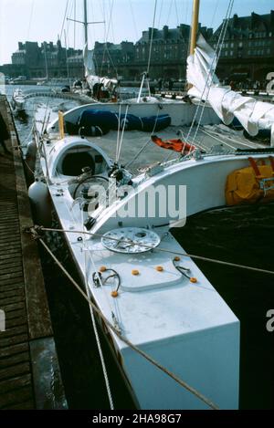 FOTO DI NOTIZIE AJAX. 1982. ST.MALO, FRANCIA - ROUTE DU RHUM GARA - INGRESSI MULTISCAFO ORMEGGIATI A BASSIN VAUBIN PRIMA DELLA PARTENZA. PHOTO:JONATHAN EASTLAND/AJAX REF:60305 11 Foto Stock