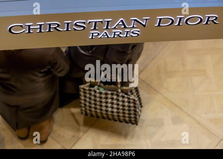 I visitatori del negozio del marchio Christian Dior profumes presso il grande magazzino GUM nel centro di Mosca, Russia Foto Stock