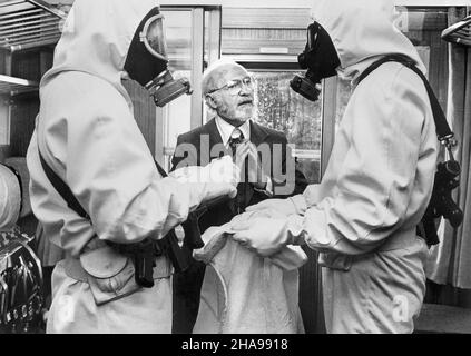 Lee Strasberg (centro), sul set del film, 'The Cassandra Crossing', AVCO Embassy Pictures, 1976 Foto Stock