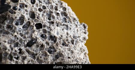 Dettaglio roccia meteorite, con sfondo marrone chiaro Foto Stock