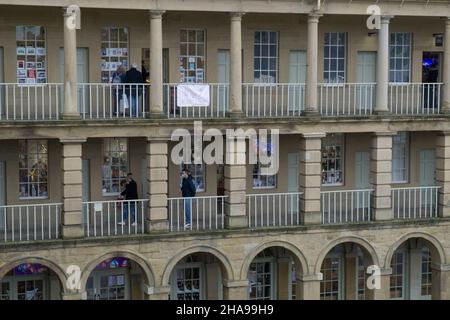 Halifax, UK, 11 dicembre 2021: Gli acquirenti di Natale presso la Piece Hall, che ospita molti piccoli negozi indipendenti. Le maschere facciali sono obbligatorie nelle aree chiuse e all'interno dei negozi come parte delle misure del piano B del governo per cercare di ridurre la diffusione della variante omicron del coronavirus. Anna Watson/Alamy Live News Foto Stock