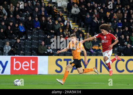 Hull, Regno Unito. 11th Dic 2021. Greg Dochrety #8 di Hull City sull'attacco a Hull, Regno Unito il 12/11/2021. (Foto di James Heaton/News Images/Sipa USA) Credit: Sipa USA/Alamy Live News Foto Stock