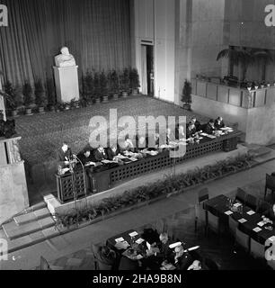 Warszawa, 1969-11-14. W dniach 14 i 15 listopada 1969 r. odby³o siê IV plenarne posedzenie Komitetu Centralnego Polskiej Zjednoczonej Partii Robotniczej. Tematem IV plenum by³a kwestia zwiêkszenia efektywnoœci badañ naukowych i postêpu techniczno-organisacyjnego gospodarki narodowej. Plenum powziê³o równie¿ uchwa³ê w sprawie obchodów 100 rocznicy urodzin W. I. Lenina. Obradom przewodniczy³ i sekretarz KC PZPR W³adys³aw Gomu³ka. W prezidio zasiedli m.in. Ignacy Loga-Sowiñski (Przewodnicz¹cy Centralnej Rady Zwi¹zków Zawodowych CRZZ), Józef Cyrankiewicz (prezes Rady Ministrów), Marian Spychalsk Foto Stock