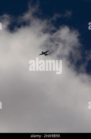 Un velivolo militare Lockheed C-130 Hercules vola attraverso le nuvole mentre si avvicina alla base dell'aeronautica di Kirtland ad Albuquerque, New Mexico Foto Stock
