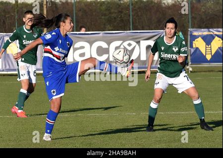 Verona, Italia. 11th Dic 2021. Yoreli Rincon (Sampdoria) durante Hellas Verona Women vs UC Sampdoria, calcio italiano Serie A Women Match a Verona, Italia, Dicembre 11 2021 Credit: Independent Photo Agency/Alamy Live News Foto Stock