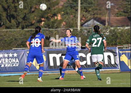 Verona, Italia. 11th Dic 2021. Stefania Tarenzi (Sampdoria) Yoreli Rincon (Sampdoria) durante Hellas Verona Women vs UC Sampdoria, Campionato Italiano di calcio a Women Match a Verona, Italia, Dicembre 11 2021 Credit: Agenzia indipendente di Foto/Alamy Live News Foto Stock