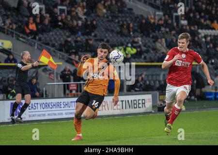 Hull, Regno Unito. 11th Dic 2021. Ryan Longman #16 di Hull City sull'attacco a Hull, Regno Unito il 12/11/2021. (Foto di James Heaton/News Images/Sipa USA) Credit: Sipa USA/Alamy Live News Foto Stock