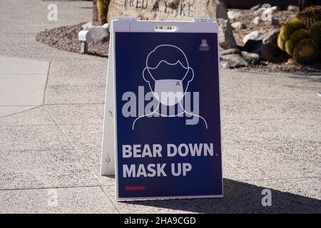 Un avviso maschera viso con le parole 'Bear Down. Mask Up' è visto in mezzo al coronavirus globale COVID-19 pandemic all'università dell'Arizona, martedì, Foto Stock