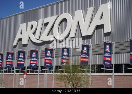 Arizona Wildcats NCAA Championship banner per softball (1996, 1997 e 2001), pallacanestro maschile (1997) golf femminile (2000) sono visti al Cole e J Foto Stock