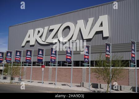 Arizona Wildcats NCAA Championship banner per softball (1996, 1997 e 2001), pallacanestro maschile (1997) golf femminile (2000) sono visti al Cole e J Foto Stock