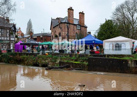 Sabato 11 Dicembre 2021 - Lymm, Cheshire, Inghilterra, Regno Unito. L'annuale Festival di Natale di Lymm Dickensian nel villaggio di Lymm ritorna dopo una pausa dovuta al COVID 19. Una gamma di bancarelle e mercanti che vendono una varietà di arti e artigianato e regali di Natale, insieme ad una vasta selezione di cibo, fiancheggia le strade del villaggio con personaggi Dickensiani in abbondanza. C'è anche un Santa Dash e un Gran Parade Credit: John Hopkins/Alamy Live News Foto Stock