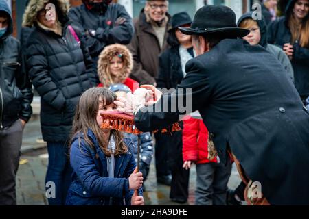 Sabato 11 Dicembre 2021 - Lymm, Cheshire, Inghilterra, Regno Unito. L'annuale Festival di Natale di Lymm Dickensian nel villaggio di Lymm ritorna dopo una pausa dovuta al COVID 19. Una gamma di bancarelle e mercanti che vendono una varietà di arti e artigianato e regali di Natale, insieme ad una vasta selezione di cibo, fiancheggia le strade del villaggio con personaggi Dickensiani in abbondanza. C'è anche un Santa Dash e un Gran Parade Credit: John Hopkins/Alamy Live News Foto Stock