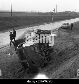 Polska, 1969-11-09. W godzinach rannych, 5 km za Pu³tuskiem z powodu mokrej nawierzchni, wpad³ w poœlizg samochód ciê¿arowy Star nr. TM 0485 nale¿¹cy do Spó³dzielni Mleczarskiej. uu PAP/Krawczyk Polonia, 9 novembre 1969. Stella nr. TM 0485 autocarro appartenente ad una Cooperativa Diaria pattinato su una strada piovosa a 5 chilometri dalla città di Pultusk a 0500 ore. uu PAP/Krawczyk Foto Stock