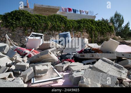 Hassan a-Tinn e Ibrahim El-Arje, residenti del villaggio di al-Walaja che guidano la lotta locale contro la demolizione di una casa di massa, ospitano un tour per gli attivisti di pace israeliani verso la prossima decisione presso l'alta Corte di giustizia israeliana riguardo al futuro del villaggio. Il villaggio è diviso, la metà si trova all'interno del confine comunale di Gerusalemme e dietro la barriera di separazione, mentre l'altra metà è registrata come zona C e B nella riva occidentale. La discussione del 26 dicembre tratterebbe la richiesta del governo di annullare l’ordinanza provvisoria della Corte a partire dal 2015, il che impedisce l’immediato Foto Stock