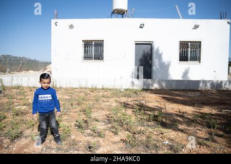 Hassan a-Tinn e Ibrahim El-Arje, residenti del villaggio di al-Walaja che guidano la lotta locale contro la demolizione di una casa di massa, ospitano un tour per gli attivisti di pace israeliani verso la prossima decisione presso l'alta Corte di giustizia israeliana riguardo al futuro del villaggio. Il villaggio è diviso, la metà si trova all'interno del confine comunale di Gerusalemme e dietro la barriera di separazione, mentre l'altra metà è registrata come zona C e B nella riva occidentale. La discussione del 26 dicembre tratterebbe la richiesta del governo di annullare l’ordinanza provvisoria della Corte a partire dal 2015, il che impedisce l’immediato Foto Stock