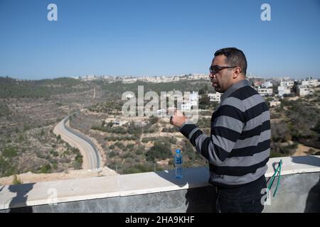 Hassan a-Tinn e Ibrahim El-Arje, residenti del villaggio di al-Walaja che guidano la lotta locale contro la demolizione di una casa di massa, ospitano un tour per gli attivisti di pace israeliani verso la prossima decisione presso l'alta Corte di giustizia israeliana riguardo al futuro del villaggio. Il villaggio è diviso, la metà si trova all'interno del confine comunale di Gerusalemme e dietro la barriera di separazione, mentre l'altra metà è registrata come zona C e B nella riva occidentale. La discussione del 26 dicembre tratterebbe la richiesta del governo di annullare l’ordinanza provvisoria della Corte a partire dal 2015, il che impedisce l’immediato Foto Stock