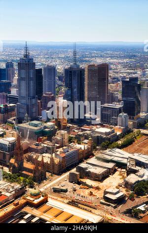 Centro citta' di Melbourne CBD con vista aerea della stazione di Flinders e delle alte torri di uffici. Foto Stock