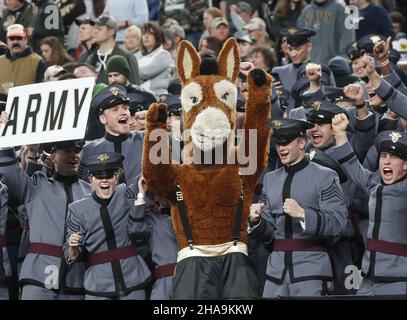 East Rutherford, Stati Uniti. 11th Dic 2021. I Cadetti dell'esercito acclamano quando i Midshipmen della Marina giocano i Cavalieri neri dell'esercito nel 122nd gioco tradizionale dell'esercito-marina al MetLife Stadium in East Rutherford, NJ il sabato 11 dicembre 2021. Foto di John Angelillo/UPI Credit: UPI/Alamy Live News Foto Stock