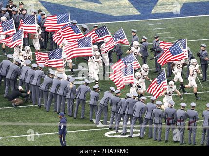East Rutherford, Stati Uniti. 11th Dic 2021. I Cavalieri neri dell'esercito prendono il campo prima del gioco contro i Midshipmen della Marina nel 122nd gioco tradizionale dell'esercito-Marina al MetLife Stadium in East Rutherford, NJ il sabato 11 dicembre 2021. Foto di John Angelillo/UPI Credit: UPI/Alamy Live News Foto Stock