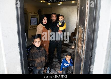 Hassan a-Tinn e Ibrahim El-Arje, residenti del villaggio di al-Walaja che guidano la lotta locale contro la demolizione di una casa di massa, ospitano un tour per gli attivisti di pace israeliani verso la prossima decisione presso l'alta Corte di giustizia israeliana riguardo al futuro del villaggio. Il villaggio è diviso, la metà si trova all'interno del confine comunale di Gerusalemme e dietro la barriera di separazione, mentre l'altra metà è registrata come zona C e B nella riva occidentale. La discussione del 26 dicembre tratterebbe la richiesta del governo di annullare l’ordinanza provvisoria della Corte a partire dal 2015, il che impedisce l’immediato Foto Stock