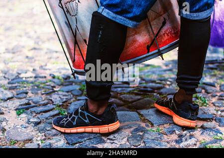 I piedi si scuotono nel carattere degli artisti di strada. Salvador Bahia Brasile. Foto Stock