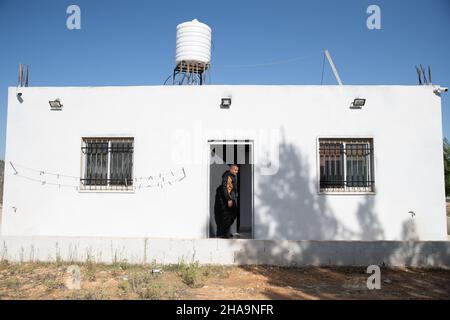 Hassan a-Tinn e Ibrahim El-Arje, residenti del villaggio di al-Walaja che guidano la lotta locale contro la demolizione di una casa di massa, ospitano un tour per gli attivisti di pace israeliani verso la prossima decisione presso l'alta Corte di giustizia israeliana riguardo al futuro del villaggio. Il villaggio è diviso, la metà si trova all'interno del confine comunale di Gerusalemme e dietro la barriera di separazione, mentre l'altra metà è registrata come zona C e B nella riva occidentale. La discussione del 26 dicembre tratterebbe la richiesta del governo di annullare l'ordinanza provvisoria del tribunale dal 2015 - che impedisce l'immediato Foto Stock