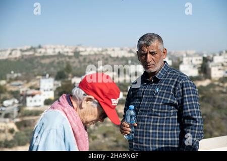 Hassan a-Tinn e Ibrahim El-Arje, residenti del villaggio di al-Walaja che guidano la lotta locale contro la demolizione di una casa di massa, ospitano un tour per gli attivisti di pace israeliani verso la prossima decisione presso l'alta Corte di giustizia israeliana riguardo al futuro del villaggio. Il villaggio è diviso, la metà si trova all'interno del confine comunale di Gerusalemme e dietro la barriera di separazione, mentre l'altra metà è registrata come zona C e B nella riva occidentale. La discussione del 26 dicembre tratterebbe la richiesta del governo di annullare l'ordinanza provvisoria del tribunale dal 2015 - che impedisce l'immediato Foto Stock