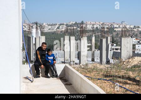 Hassan a-Tinn e Ibrahim El-Arje, residenti del villaggio di al-Walaja che guidano la lotta locale contro la demolizione di una casa di massa, ospitano un tour per gli attivisti di pace israeliani verso la prossima decisione presso l'alta Corte di giustizia israeliana riguardo al futuro del villaggio. Il villaggio è diviso, la metà si trova all'interno del confine comunale di Gerusalemme e dietro la barriera di separazione, mentre l'altra metà è registrata come zona C e B nella riva occidentale. La discussione del 26 dicembre tratterebbe la richiesta del governo di annullare l'ordinanza provvisoria del tribunale dal 2015 - che impedisce l'immediato Foto Stock