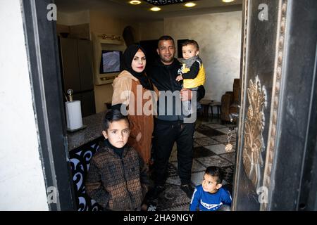 Hassan a-Tinn e Ibrahim El-Arje, residenti del villaggio di al-Walaja che guidano la lotta locale contro la demolizione di una casa di massa, ospitano un tour per gli attivisti di pace israeliani verso la prossima decisione presso l'alta Corte di giustizia israeliana riguardo al futuro del villaggio. Il villaggio è diviso, la metà si trova all'interno del confine comunale di Gerusalemme e dietro la barriera di separazione, mentre l'altra metà è registrata come zona C e B nella riva occidentale. La discussione del 26 dicembre tratterebbe la richiesta del governo di annullare l'ordinanza provvisoria del tribunale dal 2015 - che impedisce l'immediato Foto Stock