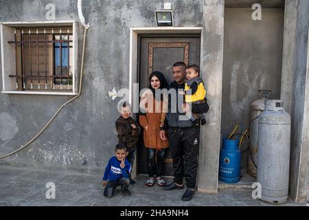 Hassan a-Tinn e Ibrahim El-Arje, residenti del villaggio di al-Walaja che guidano la lotta locale contro la demolizione di una casa di massa, ospitano un tour per gli attivisti di pace israeliani verso la prossima decisione presso l'alta Corte di giustizia israeliana riguardo al futuro del villaggio. Il villaggio è diviso, la metà si trova all'interno del confine comunale di Gerusalemme e dietro la barriera di separazione, mentre l'altra metà è registrata come zona C e B nella riva occidentale. La discussione del 26 dicembre tratterebbe la richiesta del governo di annullare l'ordinanza provvisoria del tribunale dal 2015 - che impedisce l'immediato Foto Stock