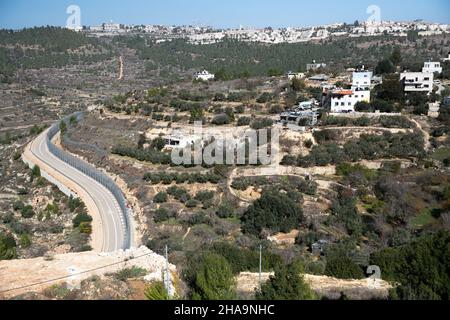 Hassan a-Tinn e Ibrahim El-Arje, residenti del villaggio di al-Walaja che guidano la lotta locale contro la demolizione di una casa di massa, ospitano un tour per gli attivisti di pace israeliani verso la prossima decisione presso l'alta Corte di giustizia israeliana riguardo al futuro del villaggio. Il villaggio è diviso, la metà si trova all'interno del confine comunale di Gerusalemme e dietro la barriera di separazione, mentre l'altra metà è registrata come zona C e B nella riva occidentale. La discussione del 26 dicembre tratterebbe la richiesta del governo di annullare l'ordinanza provvisoria del tribunale dal 2015 - che impedisce l'immediato Foto Stock