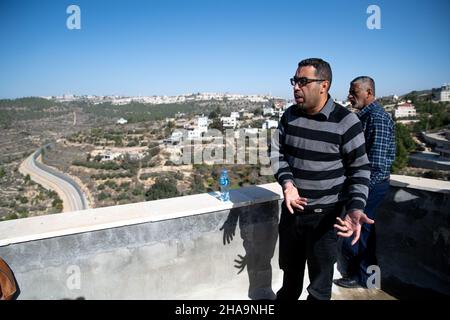 Hassan a-Tinn e Ibrahim El-Arje, residenti del villaggio di al-Walaja che guidano la lotta locale contro la demolizione di una casa di massa, ospitano un tour per gli attivisti di pace israeliani verso la prossima decisione presso l'alta Corte di giustizia israeliana riguardo al futuro del villaggio. Il villaggio è diviso, la metà si trova all'interno del confine comunale di Gerusalemme e dietro la barriera di separazione, mentre l'altra metà è registrata come zona C e B nella riva occidentale. La discussione del 26 dicembre tratterebbe la richiesta del governo di annullare l'ordinanza provvisoria del tribunale dal 2015 - che impedisce l'immediato Foto Stock