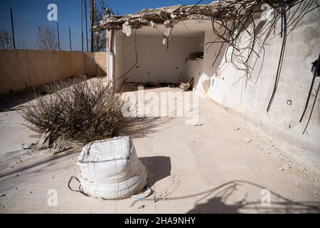 Hassan a-Tinn e Ibrahim El-Arje, residenti del villaggio di al-Walaja che guidano la lotta locale contro la demolizione di una casa di massa, ospitano un tour per gli attivisti di pace israeliani verso la prossima decisione presso l'alta Corte di giustizia israeliana riguardo al futuro del villaggio. Il villaggio è diviso, la metà si trova all'interno del confine comunale di Gerusalemme e dietro la barriera di separazione, mentre l'altra metà è registrata come zona C e B nella riva occidentale. La discussione del 26 dicembre tratterebbe la richiesta del governo di annullare l'ordinanza provvisoria del tribunale dal 2015 - che impedisce l'immediato Foto Stock