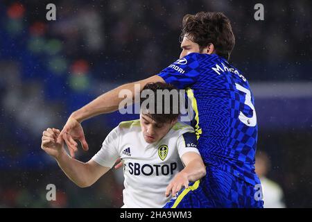 Londra, Regno Unito. 11th Dic 2021. Marcos Alonso di Chelsea (r) si cimenta con Daniel James di Leeds Utd. Premier League match, Chelsea contro Leeds United at Stamford Bridge a Londra il sabato 11th dicembre 2021. Questa immagine può essere utilizzata solo per scopi editoriali. Solo per uso editoriale, licenza richiesta per uso commerciale. Nessun uso in scommesse, giochi o un singolo club/campionato/player pubblicazioni. pic di Steffan Bowen/Andrew Orchard sport fotografia/Alamy Live news credito: Andrew Orchard sport fotografia/Alamy Live News Foto Stock