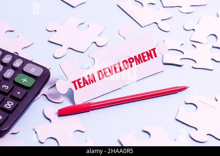 Testo che mostra Inspiration Team Development. Internet Concept Scopri perché e come i piccoli gruppi cambiano nel tempo con i grafici costruire un bianco incompiuto Foto Stock