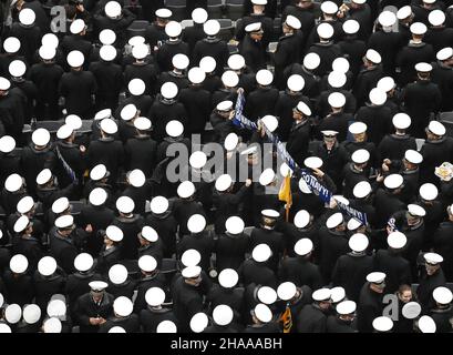 East Rutherford, Stati Uniti. 11th Dic 2021. I Navy Midshipmen in uniforme aspettano che la partita contro i Cavalieri neri dell'esercito cominci nella tradizionale partita militare-navale del 122nd al MetLife Stadium di East Rutherford, NJ sabato 11 dicembre 2021. Foto di John Angelillo/UPI Credit: UPI/Alamy Live News Foto Stock
