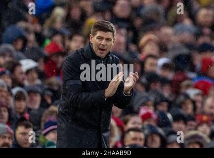 Liverpool, Gran Bretagna. 11th Dic 2021. Steven Gerrard, direttore di Aston Villa, reagisce durante la partita della Premier League inglese tra Liverpool e Aston Villa a Liverpool, in Gran Bretagna, il 11 dicembre 2021. Credit: Str/Xinhua/Alamy Live News Foto Stock