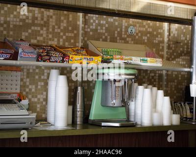 MORGANTOWN, WV - 28 AGOSTO 2014: Un miscelatore del milkshake multimixer degli anni '60 dell'annata si leva su un contatore vecchio stile della soda con le tazze styrofoam sovrapposte un Foto Stock