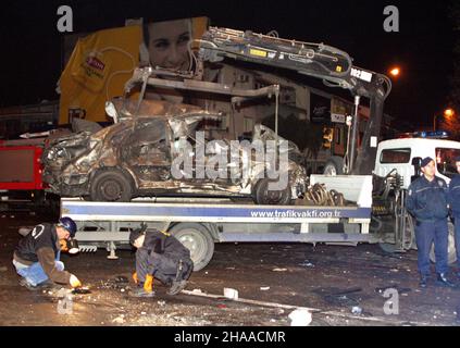 ISTANBUL, TURCHIA - NOVEMBRE 20: Demolito auto e costruzione dopo attacco terroristico e esplosione di bomba a Levent HSBC Bank il 20 novembre 2003 a Istanbul, Turchia. Foto Stock