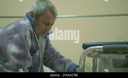 Il paziente ha 72 anni. Poliartrite estesa. Chirurgia frattura dell'anca. Vero ospedale russo. Un uomo con insufficienza renale sarà presto collegato a. Foto Stock