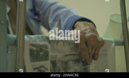 Il paziente ha 72 anni. Poliartrite estesa. Chirurgia frattura dell'anca. Vero ospedale russo. Un uomo con insufficienza renale sarà presto collegato a. Foto Stock