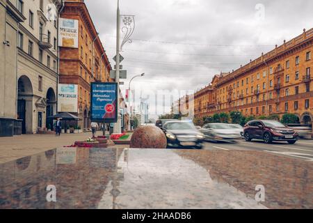 Minsk, Bielorussia - 27 agosto 2021 Centro della città. Architettura, traffico, vita cittadina Foto Stock