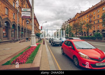 Minsk, Bielorussia - 27 agosto 2021 Centro della città. Architettura, traffico, vita cittadina Foto Stock