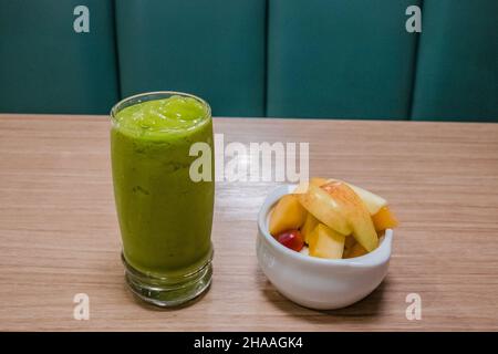 frullato verde e recipiente di frutta Foto Stock